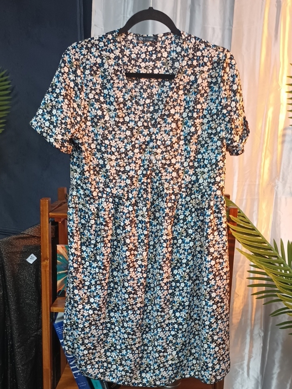 Pretty Garden - Medium - Floral Short-Sleeve V-Neck Dress in Black and Blue